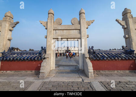 Eines der Tore der kreisförmigen Damm Altar im Tempel des Himmels in Peking, China Stockfoto