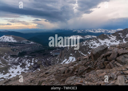 Regen Wolken bewegen in South Park, von hoch oben auf dem Berg Evans. Stockfoto