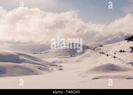 Castelluccio Di Norcia, Umbrien, Italien. Landschaft und Pian Perduto, Winter, Schnee und Eis Stockfoto