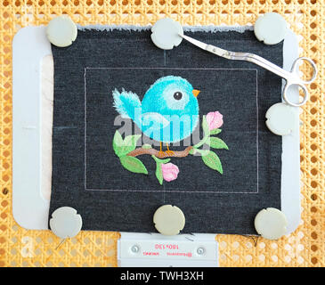 Abgeschlossen cute blue bird Stickerei Design auf Metall embroidery Hoop mit Stoff von Magneten gehalten Stockfoto