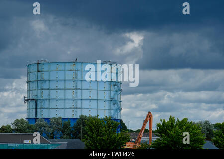 Gas Inhaber bei Marina Littlehampton, West Sussex, UK. Gewitterwolken bilden im Himmel oben. Dieses Gas ist für den Abriss gekennzeichnet. Stockfoto