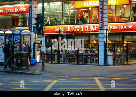 Die Wetherspoons Camperdown Place Bar im Stadtzentrum von Glasgow. Dieser beliebten Bar wurde unterhalb der Queen Street entfernt, war aber geschlossen und jetzt abgerissen, um Platz für einen neuen Bahnhof im Jahr 2021 zurückzuführen. Über der Bar ist ein Zweig der Burger King, die sich aus der Bahnhofshalle zugegriffen werden konnte. Stockfoto