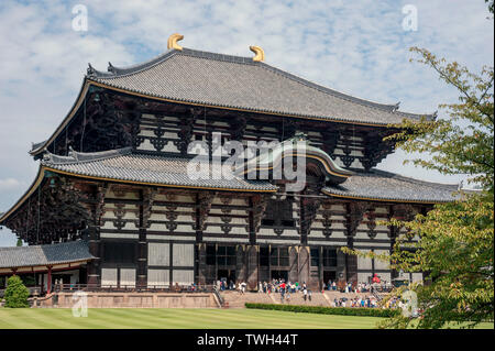 Vorderansicht des Tōdaiji, (Great Eastern Tempel') Buddhistische Tempel, Nara, Japan, mit Touristen und Anbeter betreten und verlassen das Gebäude besetzt Stockfoto