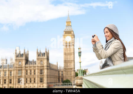 Travel Tourist in London Sightseeing unter Foto Bilder in der Nähe von Big Ben. Frau mit Smart Kamera des Telefons in der Nähe von Palace of Westminster, Westminster Bridge, London, England lächelnd glücklich Stockfoto