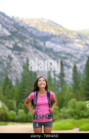 Wandern Frau bei copy space Suchen im Yosemite am Berg wald landschaft im Yosemite National Park, Kalifornien, USA. Happy multirassischen jungen asiatischen kaukasische Frau. Stockfoto