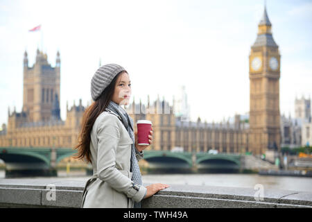 London Frau trinkt Kaffee von Westminster Bridge. Junge weibliche Professional Business Frau in London, England. Schöne junge Multirassischen asiatischen Kaukasische Mädchen.
