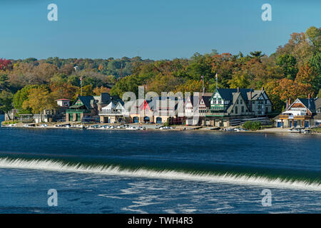 BOATHOUSE ROW SCHUYLKILL RIVER DOWNTOWN SKYLINE PHILADELPHIA PENNSYLVANIA USA Stockfoto