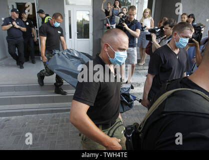Kiew, Ukraine. Juni, 2019 19. Ukrainischen Polizisten tragen die Körper der Ukrainischen Gesetzgeber DMYTRO TYMCHUK in Kiew, Ukraine, am 19. Juli 2019. Ukrainische Gesetzgeber Dmytro Tymchuk haben sich versehentlich aus seiner Pistole erschossen, während Sie versuchen, es zu reinigen, wie lokale Medien berichteten. Credit: Serg Glovny/ZUMA Draht/Alamy leben Nachrichten Stockfoto