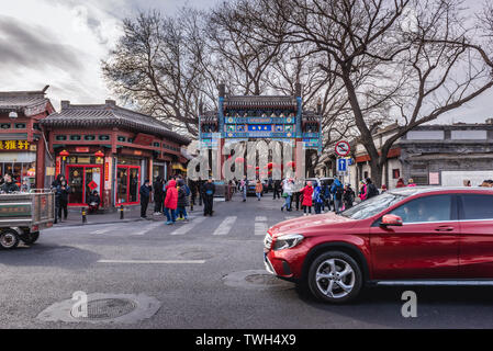 Traditionelle Gateway auf guozijian Straße in Peking, China Stockfoto