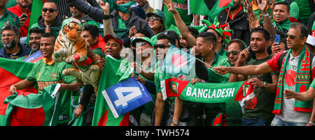 Trent Bridge, Nottingham, UK. Juni, 2019 20. ICC World Cup Cricket, Australien im Vergleich zu Bangladesch Bangladesch Fans ihr Team Credit: Aktion plus Sport/Alamy leben Nachrichten Stockfoto