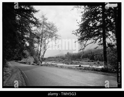 Straße und Fluss in den Hoh Regenwald. Suche E.-Olympic National Park Road System, Port Angeles, Clallam County, WA; Civilian Conservation Corps; O'Neil, Joseph P; Christie, James; Morgenroth, Chris; Earles, Michael; Horner, Walter; Cleveland, Grover, Muir, John; Pinchot, Gifford; U.S. Forest Service, Roosevelt, Franklin Delano; Wilson, Woodrow; Cleator, Fred W; Ickes, Harold; Macy, Preston; Christianson, Justine, Sender; Swope, Caroline, Feld Mannschaft; Lowe, Jet, Fotograf; Ottoboni, Gina, Historiker Stockfoto