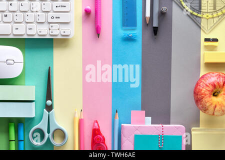 Zurück zu Schule, Konzept flach Hintergrund in Pastellfarben. Stationäre Objekte auf dem Papier Hintergrund, Text Raum. Stockfoto