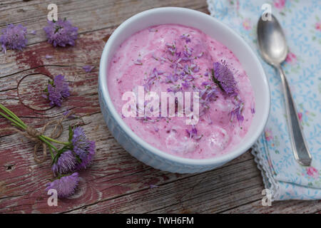 Dessert mit Sky von Acker-Witwenblume, Nachspeise, Nachtisch, Quarkspeise, Blütenblätter als Dekoration, Dessert, Quark, süß. Acker-Witwenblume, Stockfoto