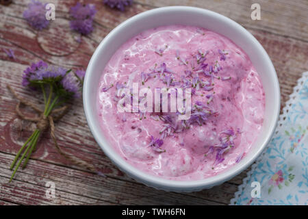 Dessert mit Sky von Acker-Witwenblume, Nachspeise, Nachtisch, Quarkspeise, Blütenblätter als Dekoration, Dessert, Quark, süß. Acker-Witwenblume, Stockfoto