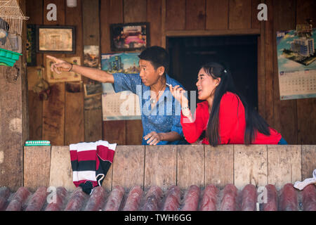 Die lokale Bevölkerung Akha Pixor in das Dorf in der Nähe der Phongsali, Laos, Asien. Stockfoto