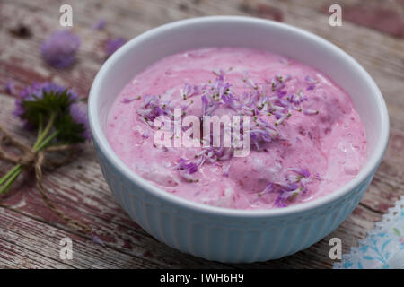 Dessert mit Sky von Acker-Witwenblume, Nachspeise, Nachtisch, Quarkspeise, Blütenblätter als Dekoration, Dessert, Quark, süß. Acker-Witwenblume, Stockfoto