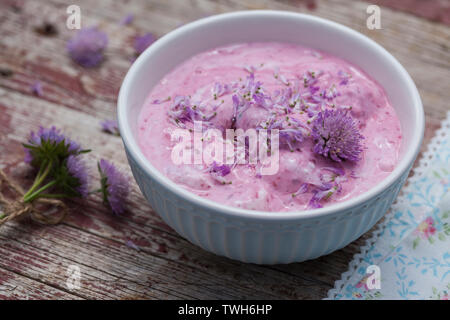 Dessert mit Sky von Acker-Witwenblume, Nachspeise, Nachtisch, Quarkspeise, Blütenblätter als Dekoration, Dessert, Quark, süß. Acker-Witwenblume, Stockfoto