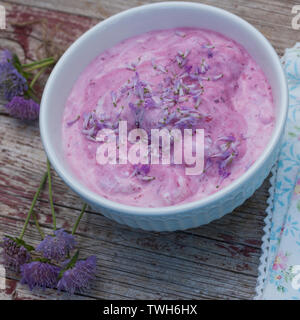 Dessert mit Sky von Acker-Witwenblume, Nachspeise, Nachtisch, Quarkspeise, Blütenblätter als Dekoration, Dessert, Quark, süß. Acker-Witwenblume, Stockfoto