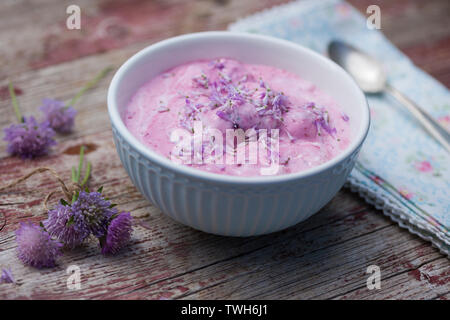 Dessert mit Sky von Acker-Witwenblume, Nachspeise, Nachtisch, Quarkspeise, Blütenblätter als Dekoration, Dessert, Quark, süß. Acker-Witwenblume, Stockfoto