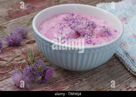 Dessert mit Sky von Acker-Witwenblume, Nachspeise, Nachtisch, Quarkspeise, Blütenblätter als Dekoration, Dessert, Quark, süß. Acker-Witwenblume, Stockfoto