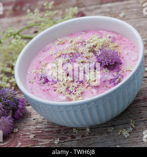 Dessert mit Sky von acker-witwenblume und Holunder, Nachspeise, Nachtisch, Quarkspeise, Blütenblätter als Dekoration, Dessert, Quark, süß. Acker Stockfoto