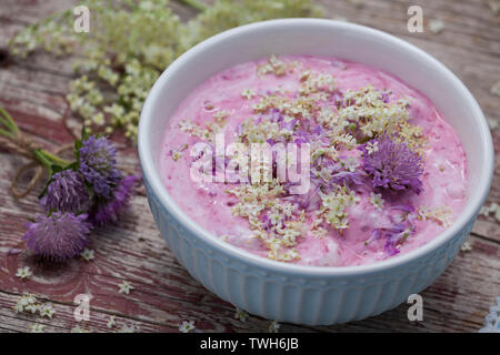 Dessert mit Sky von acker-witwenblume und Holunder, Nachspeise, Nachtisch, Quarkspeise, Blütenblätter als Dekoration, Dessert, Quark, süß. Acker Stockfoto