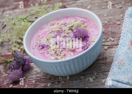 Dessert mit Sky von acker-witwenblume und Holunder, Nachspeise, Nachtisch, Quarkspeise, Blütenblätter als Dekoration, Dessert, Quark, süß. Acker Stockfoto