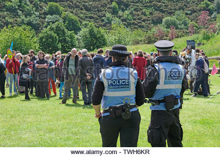 Edinburgh, Vereinigtes Königreich. Juni, 2019 20. Polizei Verbindungsbeamten im Holyrood Rebellenlager, gehostet vom Aussterben Rebellion Schottland auf dem Gelände des Holyrood Park außerhalb des schottischen Parlaments von Sonntag, 16. bis Donnerstag, 20. Juni, das ist die Reduzierung des CO2-Ausstoßes führen zu markieren, und der Druck auf die Politiker, die das Klima Bill auf dem 18. und 25. Juni Debatte zu halten. Quelle: Craig Brown Stockfoto