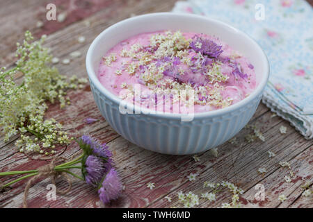 Dessert mit Sky von acker-witwenblume und Holunder, Nachspeise, Nachtisch, Quarkspeise, Blütenblätter als Dekoration, Dessert, Quark, süß. Acker Stockfoto