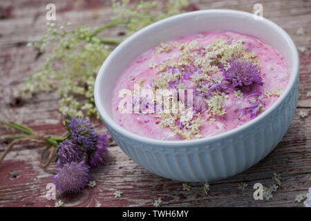 Dessert mit Sky von acker-witwenblume und Holunder, Nachspeise, Nachtisch, Quarkspeise, Blütenblätter als Dekoration, Dessert, Quark, süß. Acker Stockfoto