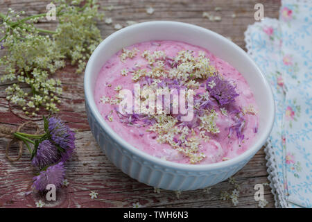 Dessert mit Sky von acker-witwenblume und Holunder, Nachspeise, Nachtisch, Quarkspeise, Blütenblätter als Dekoration, Dessert, Quark, süß. Acker Stockfoto