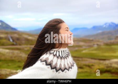 Kostenlose Happy Frau auf Island auf Isländisch Pullover. Portrait von Mädchen glücklich lächelnde draußen in der Natur tragen Isländische Pullover. Hübsche asiatische Kaukasischen multirassischen weibliche Modell Stockfoto