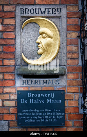 Türschild für die Brauerei Halve Maan in Brügge, Belgien am 4. Dezember 2012 Stockfoto