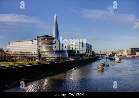 Blick von der Tower Bridge über den Fluss Thams zu den Shard und Rathaus an der Southbank in London, Großbritannien, am 17. Dezember 2012 Stockfoto