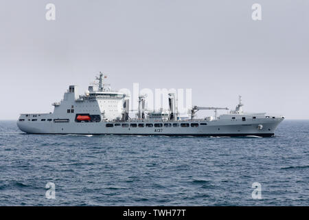 Die neue Flotte Tanker RFA Tiderace auf See. Der Royal Fleet Auxiliary (RFA) betreibt eine Reihe von Schiffen für die Royal Navy Stockfoto