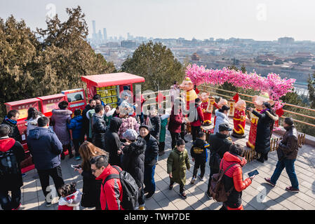 Neues Jahr Dekorationen vor dem Pavillon des Ewigen Frühlings auf dem Hügel der Jingshan Park in Peking, China Stockfoto