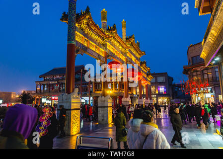 Traditionelle Torbogen auf der Qianmen Straße in Peking, China Stockfoto