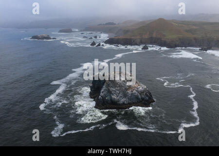 Die kalte, nährstoffreiche Wasser des Pazifischen Ozeans Waschen gegen die robusten und dennoch schöne malerische Küste von Nordkalifornien. Stockfoto