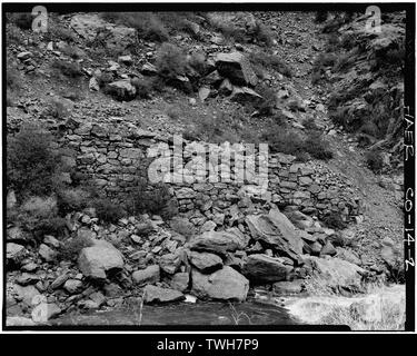 Iraklions auf North Bank von S. Platte River 2,1 Meilen Flussaufwärts von Keystone Bridge entfernt. Blickrichtung Nordwesten in einer Entfernung von 30 Fuß. - Denver und Rio Grande Iraklions, östlich von South Platte, Waterton, Jefferson County, CO Stockfoto