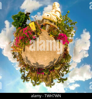 360 kleine Planet des Sitzenden Buddha in Vinh Tranh Pagode Vietnam Stockfoto