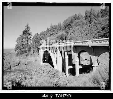 - Rocky Creek Bridge, Spanning Rocky Creek auf Oregon Coast Highway (USA Route 101), Depoe Bay, Lincoln County, ODER Stockfoto