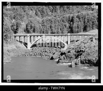 - Rocky Creek Bridge, Spanning Rocky Creek auf Oregon Coast Highway (USA Route 101), Depoe Bay, Lincoln County, ODER Stockfoto