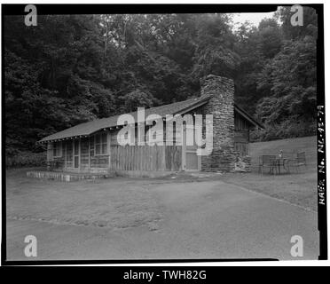 Rocky Knopf Erholungsgebiet housekeeping Kabine mit Steinkamin imitiert die Kabinen der südlichen Appalachians anmelden. Blick nach Süden. - Blue Ridge Parkway, zwischen Shenandoah National Park und Great Smoky Mountains, Asheville, Buncombe County, NC Stockfoto