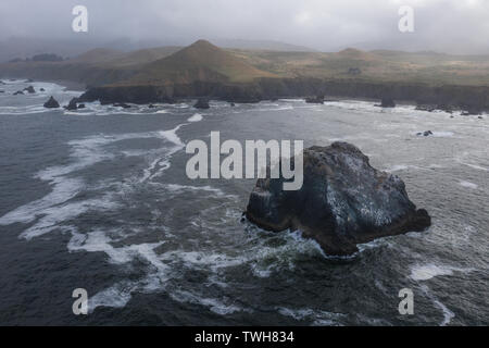 Die kalte, nährstoffreiche Wasser des Pazifischen Ozeans Waschen gegen die robusten und dennoch schöne malerische Küste von Nordkalifornien. Stockfoto