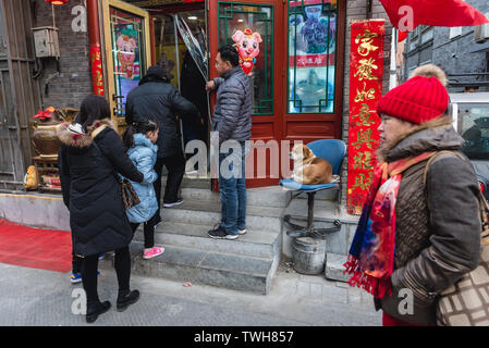 Menschen vor dem Restaurant in der Qianmen, in Peking, China Stockfoto