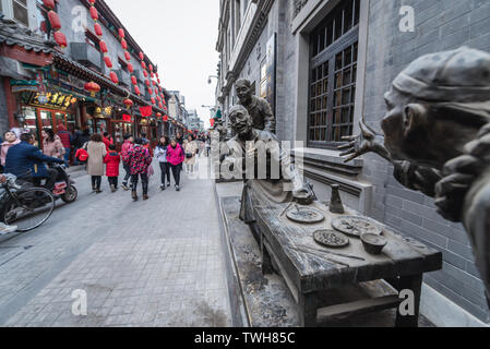 Bronze Skulpturen vor dem Restaurant in der Qianmen, in Peking, China Stockfoto