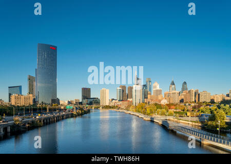 Strecke zu Fuß SCHUYLKILL RIVER DOWNTOWN SKYLINE PHILADELPHIA PENNSYLVANIA USA Stockfoto