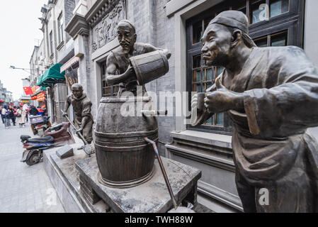 Bronze Skulpturen vor dem Restaurant in der Qianmen, in Peking, China Stockfoto