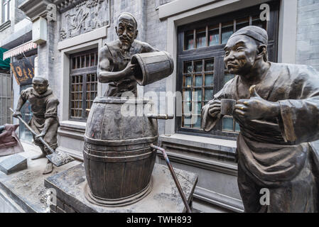 Bronze Skulpturen vor dem Restaurant in der Qianmen, in Peking, China Stockfoto