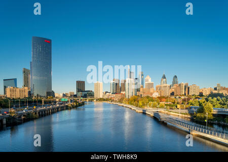 Strecke zu Fuß SCHUYLKILL RIVER DOWNTOWN SKYLINE PHILADELPHIA PENNSYLVANIA USA Stockfoto
